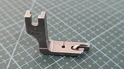 PIE DOBLADILLADOR MÁQUINA RECTA IND 3/32 (2.4MM)